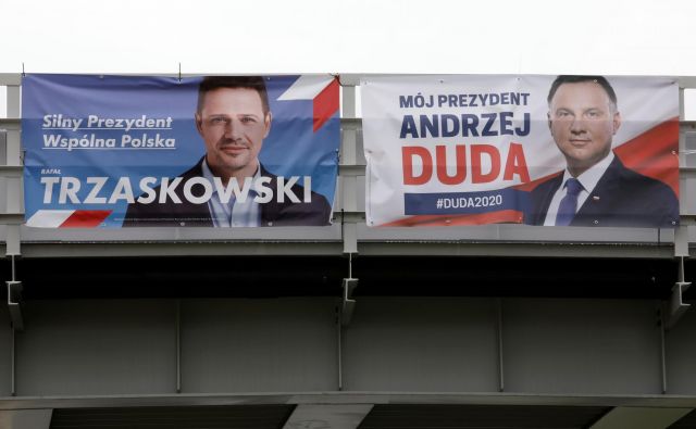 V drugem krogu se bosta spopadla župan Varšave Rafał Trzaskowski in sedanji predsednik Andrzej Duda. Foto: Kacper Pempel/Reuters