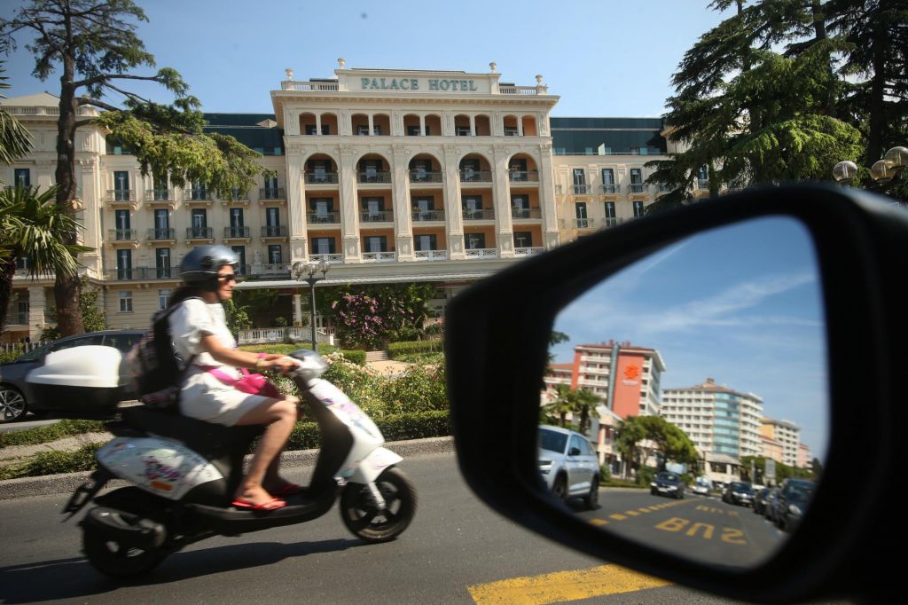 V zdraviliščih, Alpah in ob morju kljubujejo pandemiji