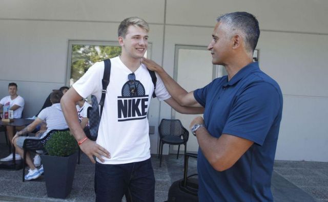 Luka Dončić in Igor Kokoškov se nekaj časa v NBA ne bosta več srečevala, nekdanji slovenski selektor je odšel v Istanbul, kjer bo vodil Fenerbahče. FOTO: Leon Vidic/Delo