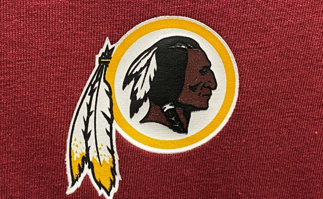 Klub ameriškega nogometa Washington Redskins bo spremenil žaljivo ime rdečekožci. FOTO: Kevin Lamarque/Reuters