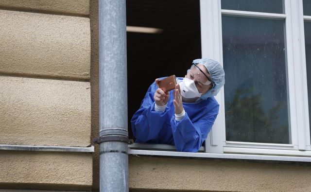 Slovenska znanost se bo ukvarjala s problematiko virusa in različnih vidikov epidemije. Kakšna bo učinkovitost in uporabnost raziskav? Foto Leon Vidic/Delo