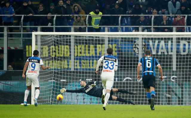 Vratar Samir Handanović je nepričakovano prejel dva gola, Inter pa je podpisal vdajo Bologni. FOTO: Alessandro Garofalo/Reuters