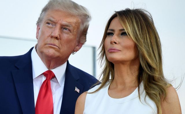 Ameriški predsenik Donald Trump in prva dama Melania Trump med opazovanjem preleta vojaških letal. FOTO: Saul Loeb/Afp