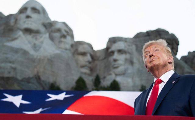 Predsednik Donald Trump pred Mount Rushmorom v Keystonu, Južna Dakota. Foto Saul Loeb Afp