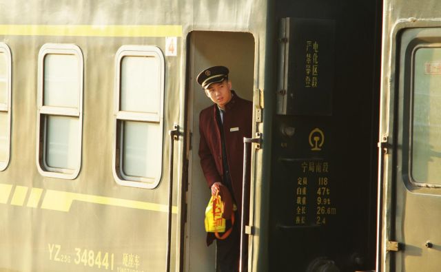 Železniški promet je izrednega pomena za ogromno državo, kot je Kitajska. Hitri vlaki drvijo s hitrostjo od 200 pa vse do 350 kilometrov na uro; najhitrejši v državi vozi v Šanghaju (<em>Shanghai Maglev</em>), in to s kar 432 kilometri na uro. FOTO: Mateja Toplak