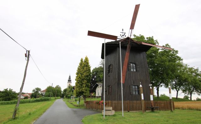 Starogorski mlin na veter je povečana replika zadnjega delujočega Bečevega vetrnega mlina na Kokolajnščaku. FOTO: Jože Pojbič/Delo