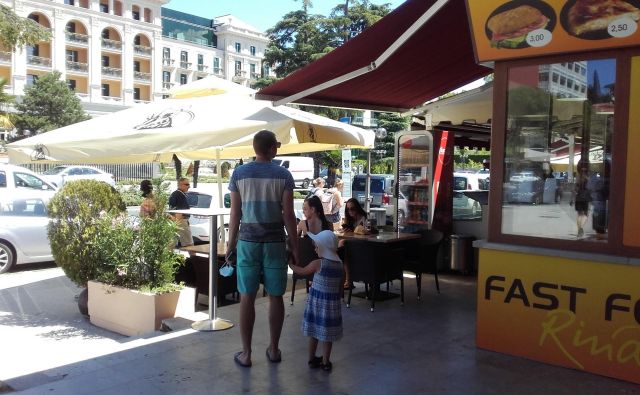 Med hotelom s petimi zvezdicami in ulično ponudbo. FOTO: Nataša Čepar/Delo