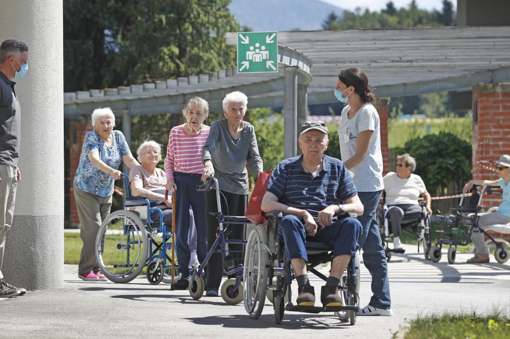 FOTO:Drugi val pljuska tudi po domovih starejših