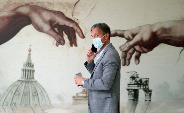 Podobno aplikacijo kot v Nemčiji od sredine junija uporabljajo tudi v Italiji. Foto: Guglielmo Mangiapane/Reuters