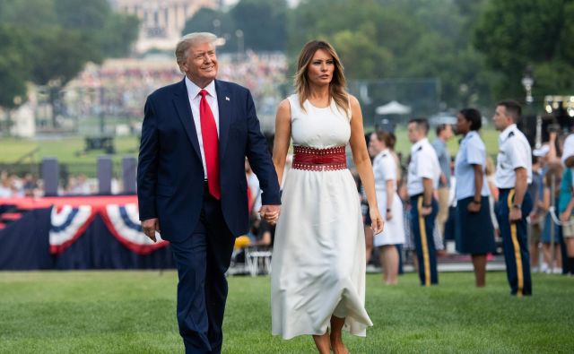 Donald in Melania Trump pred Belo hišo. FOTO: Saul Loeb/AFP