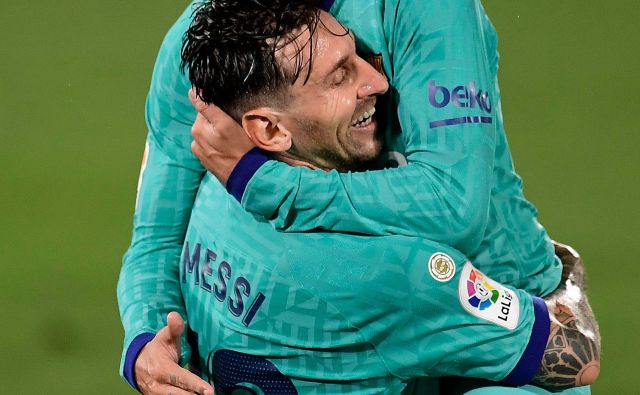 V Barceloni tudi med Antoinom Griezmannom in Lionelom Messijem vlada navidezna ljubezen, a temelji uspešnega partnerstva so načeti. FOTO: Jose Jordan/AFP