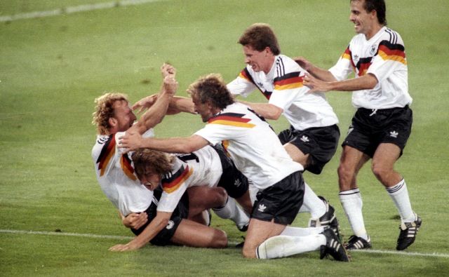 Veselje Nemcev po tem, ko je zabil edini gol Andreas Brehme. FOTO: Reuters