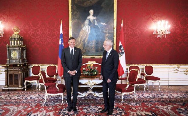 Borut Pahor in gostitelj srečanja Alexander Van der Bellen poudarjata sožitje med narodoma in sosednjima državama v skupnem evropskem domu. Foto: Danijel Novaković/STA