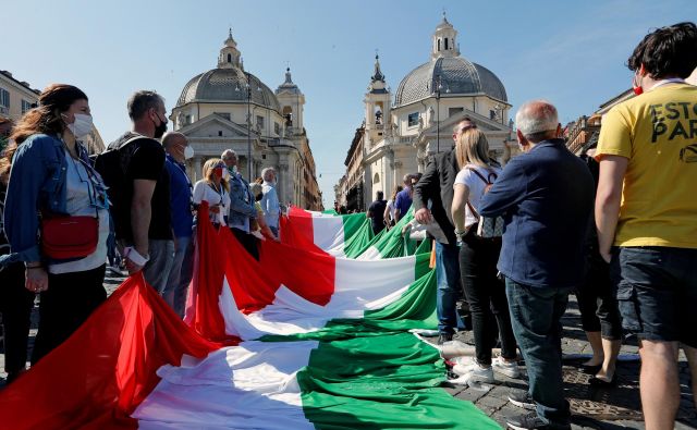 Na rimskem trgu Piazza del Popolo je konec prejšnjega tedna potekal protest proti Contejevi vladi, ki ga je organizirala italijanska opozicija. Foto: Remo Casilli/Reuters