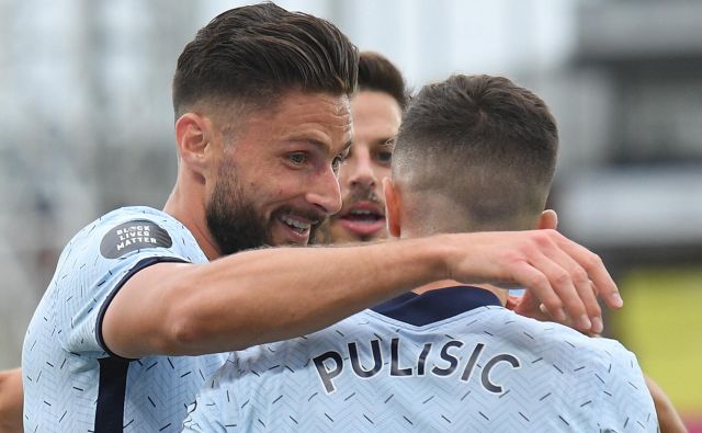 Nogometaši Chelseaja so z golom Olivierja Girouda hitro prešli v vodstvo proti igralcem moštva Crystal Palace. FOTO: Justin Tallis/Reuters