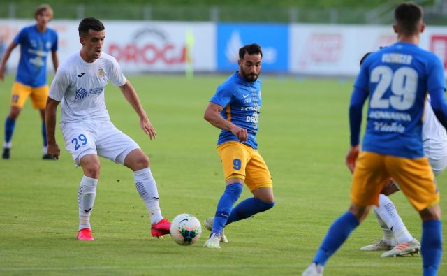 Prekmurec v celjskem dresu Mitja Lotrič je vnovič blestel in bil glavni režiser prepričljive zmage proti Domžalam. FOTO: Jože Suhadolnik/Delo