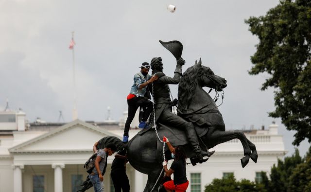 Protestniki so pred Belo hišo poskušali zrušiti spomenik predsednika Andrewa Jacksona. FOTO: Tom Brenner/Reuters