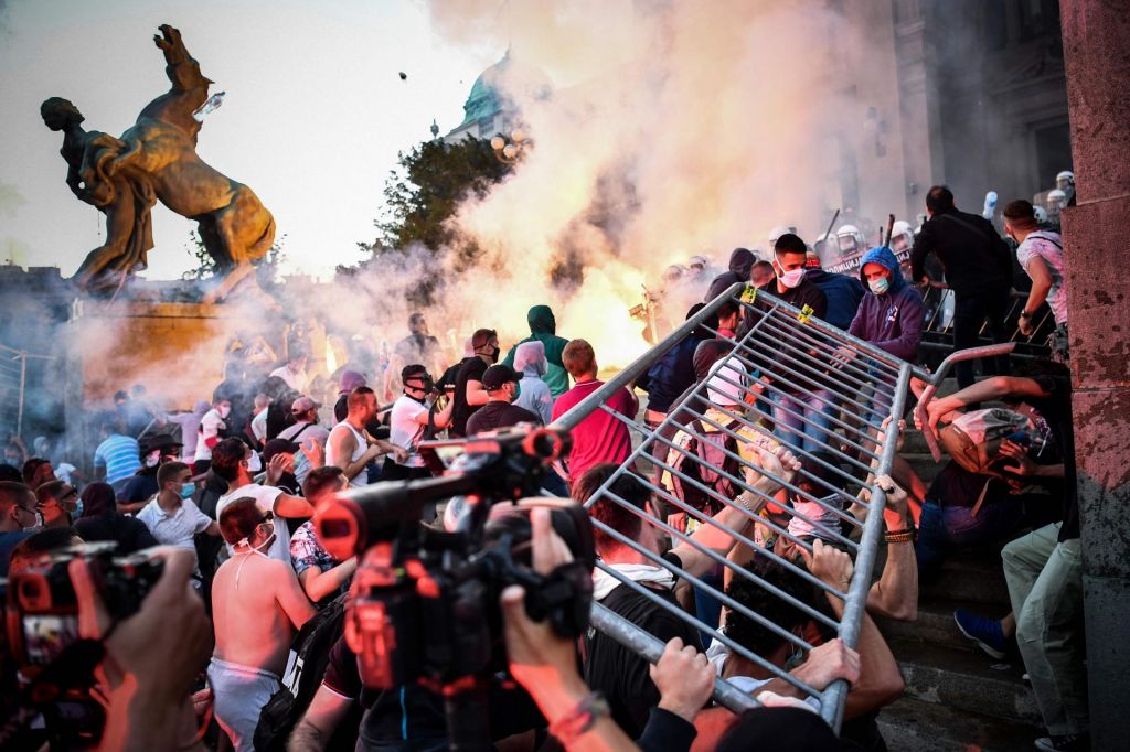 FOTO:Svet se je znašel v oblaku solzivca