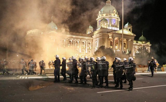 Tudi sinoči so v središču Beograda pozno v noč divjali ulični spopadi med policisti in protestniki.<br />
<br />
 