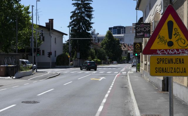 Na križišču Parmove in ulice Bežigrad je cestna signalizacija slabo vidna. Foto: Vid Svetina