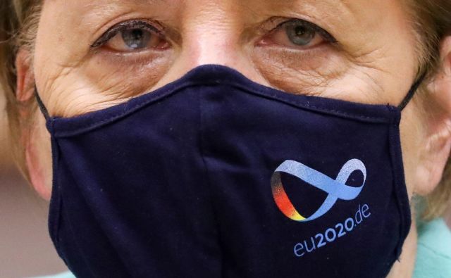 German Chancellor Angela Merkel wears a protective face mask with the logo of Germany&#39;s EU council presidency as she attends a plenary session in Brussels on July 8, 2020, upon the presention of the German programme for EU presidency. - The German presidency started on July 1, and will last until December 31, 2020. (Photo by YVES HERMAN / POOL / AFP) Foto Yves Herman Afp