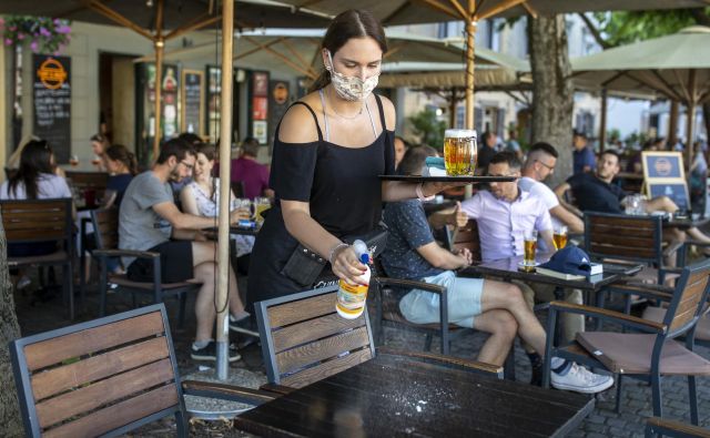 Inšpektorji bodo izvajali poostren nadzor v lokalih, preverjali bodo razdalje med mizami in dostopnost razkužil. Foto Voranc Vogel