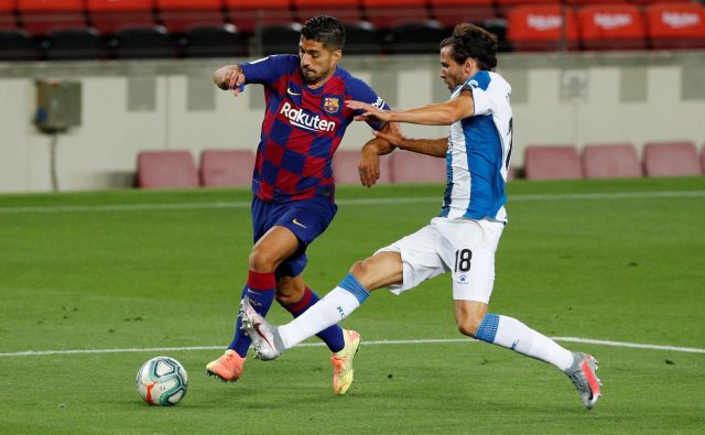 Barcelonin adut Luis Suarez in Espanyolov nogometaš Leandro Cabrera med katalonskim derbijem. FOTO: Albert Gea/Reuters