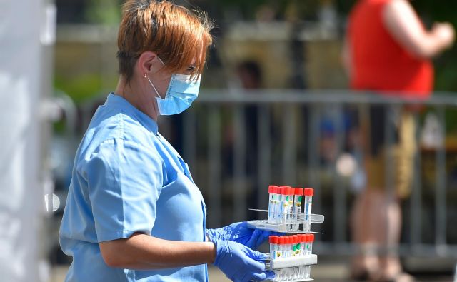 Včeraj je bilo opravljenih 1271 testiranj in odkritih 13 novih okužb, kar je manj kot dan poprej. FOTO: Ander Gillenea/Afp