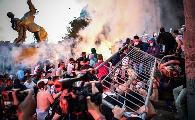 V Srbiji protestniki opozarjajo, da jim je oblast lagala, predsednik pa pravi, da nihče ne bo rušil stabilnosti in miru. Foto: Andrej Isakovic/Afp