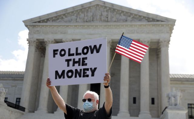 Protestnik ameriškim vrhovnim sodiščem med razpravo o Trumpovi pravici dofinančne zasebnosti. Foto Alex Wong Afp