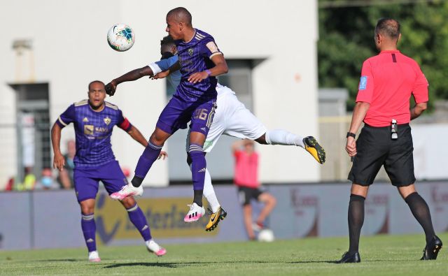 Mariborski brazilski dvojec Santos, Marcos Tavares (levo) je bil – kot moštvo – povsem nemočen v Sežani, kjer so vijolični izgubili šampionski pas. FOTO: Matej Glavina