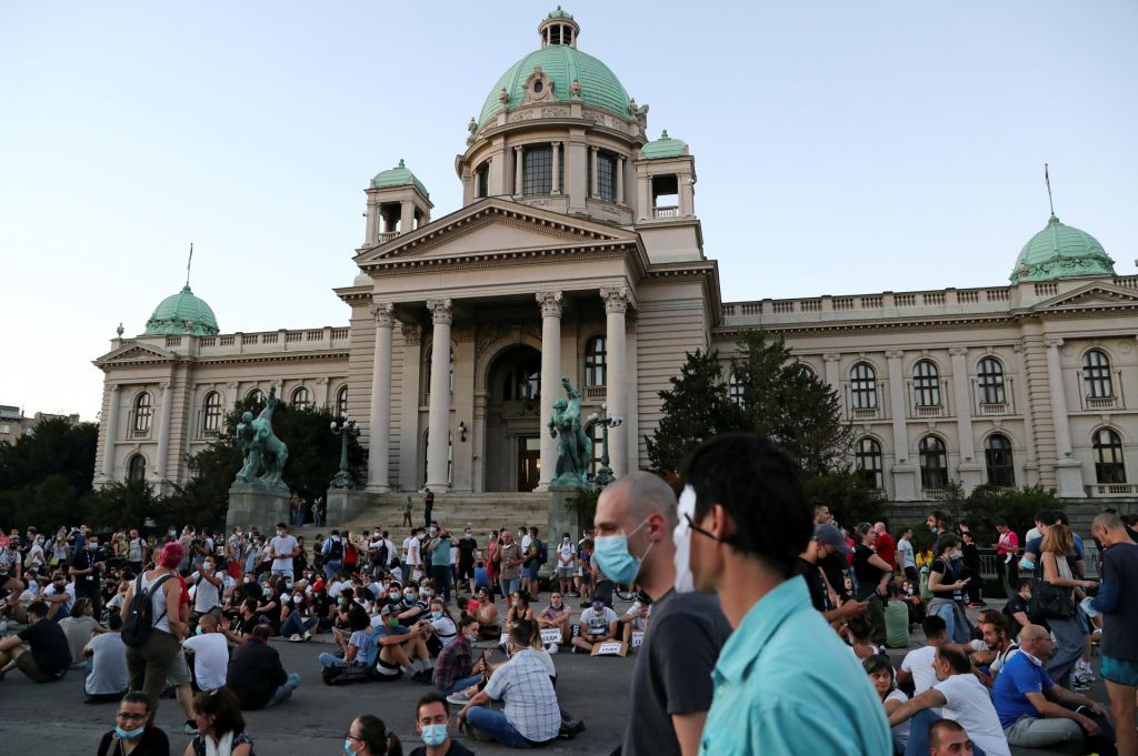 FOTO:Protesti v Srbiji tokrat mirni, udeleženci protestirali sede