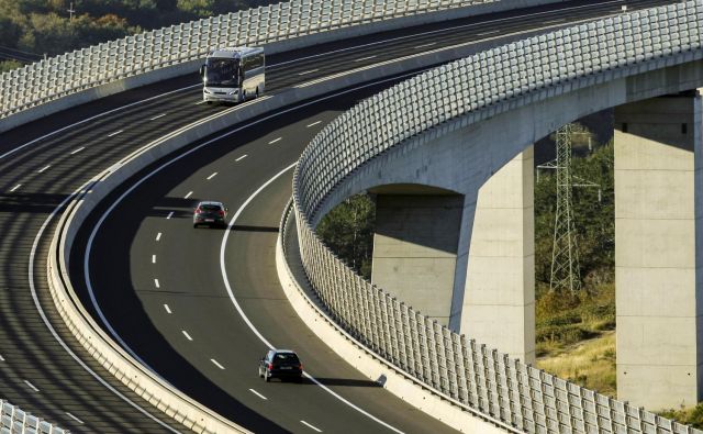 Večji izpad pričakuje Dars pri cestninjenju tovornega prometa, kjer je manjše blagovne tokove pričakovati vse leto. FOTO: Matej Družnik/Delo