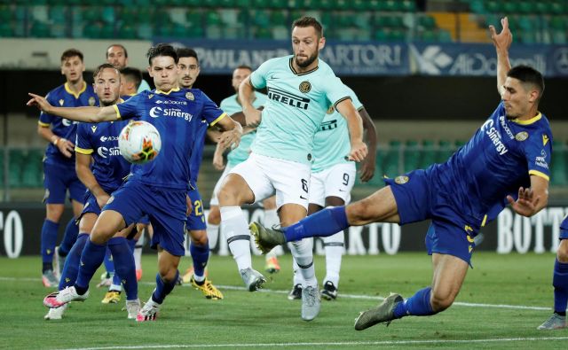 V zadnji tekmi 31. kola v italijanskem nogometnem prvenstvu je Inter (v svetlejših dresih) v Veroni iztržil le točko in na lestvici 3. mesto prepustil Atalanti. FOTO: Alessandro Garofalo/Reuters