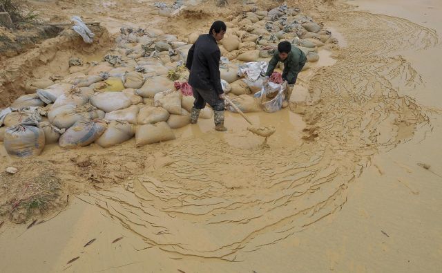 Izkopavanje redkih kovin v rudniku v Nančangu v kitajski provinci Jiangxi. Kitajski monopol​ je še vedno tudi posledica ohlapnejše okoljske, delovne in zdravstvene zakonodaje. Foto Reuters