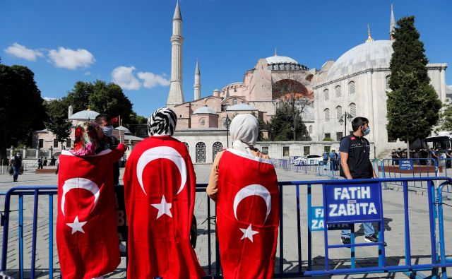 Načrti o spremembi namembnosti Hagije Sofije so že sprožili srdit odziv grške in ruske pravoslanvne cerkve. Foto Reuters