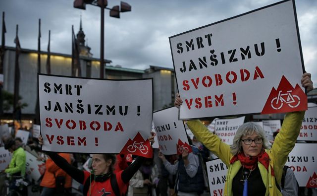 Menim, da protestniki z janšizmom mislijo na ideologijo, ki nam jo vsiljuje predsednik trenutne vlade J. Janša. Foto Blaž Samec/Delo