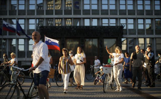 Protestniki s kolesarjenjem v središču mesta izkazujejo nestrinjanje z aktualno vladno politiko. FOTO: Jure Eržen/Delo