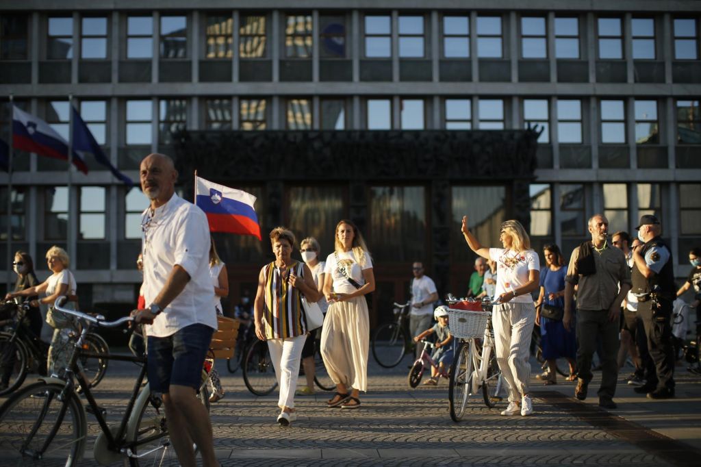 FOTO:V Ljubljani znova protesti, za ogrevanje rumena maškarada