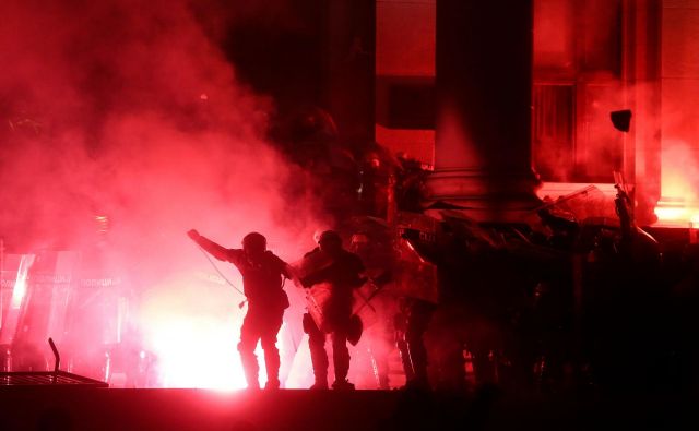 Protestniki so se spopadli s policijo pred parlamentom. FOTO: Oliver Bunic/AFP