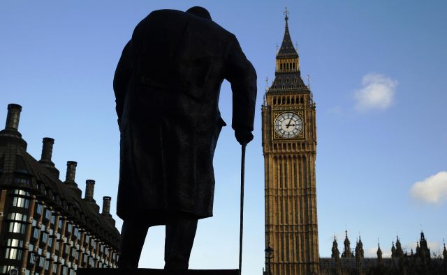 Spomenik nekdanjega britanskega premierja Winstona Churchilla v Londonu. FOTO: Luke MacGregor/Reuters