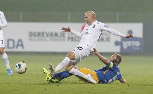 Kapetanski dvoboj Tomislava Tomića in Jureta Travnerja bi utegnil imeti epsko zadnje dejanje naslednjo sredo v Celju. FOTO: Leon Vidic/Delo.