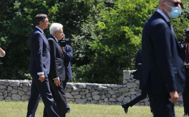 Predsednika Slovenije in Italije, Borut Pahor in Sergio Mattarella, sta danes pri Bazovici položila venca k spominskemu obeležju na bazoviški fojbi, zatem pa še k spomeniku bazoviškim junakom. FOTO: Jože Suhadolnik/Delo