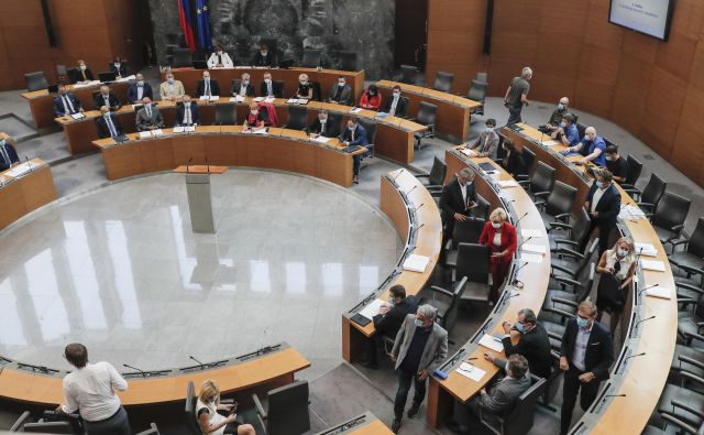 Večina opozicijskih poslancev je zapustila sejo, ker se Janša ni opravičil za tvit o Srebrenici. FOTO: Uroš Hočevar/Delo