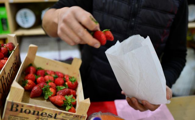 Iniciativa »Julij brez plastike« potrošnike nagovarja, naj se vsaj v tem mesecu poskušajo odpovedati vsaj eni plastični razvadi za enkratno uporabo. FOTO: Vincent West/Reuters