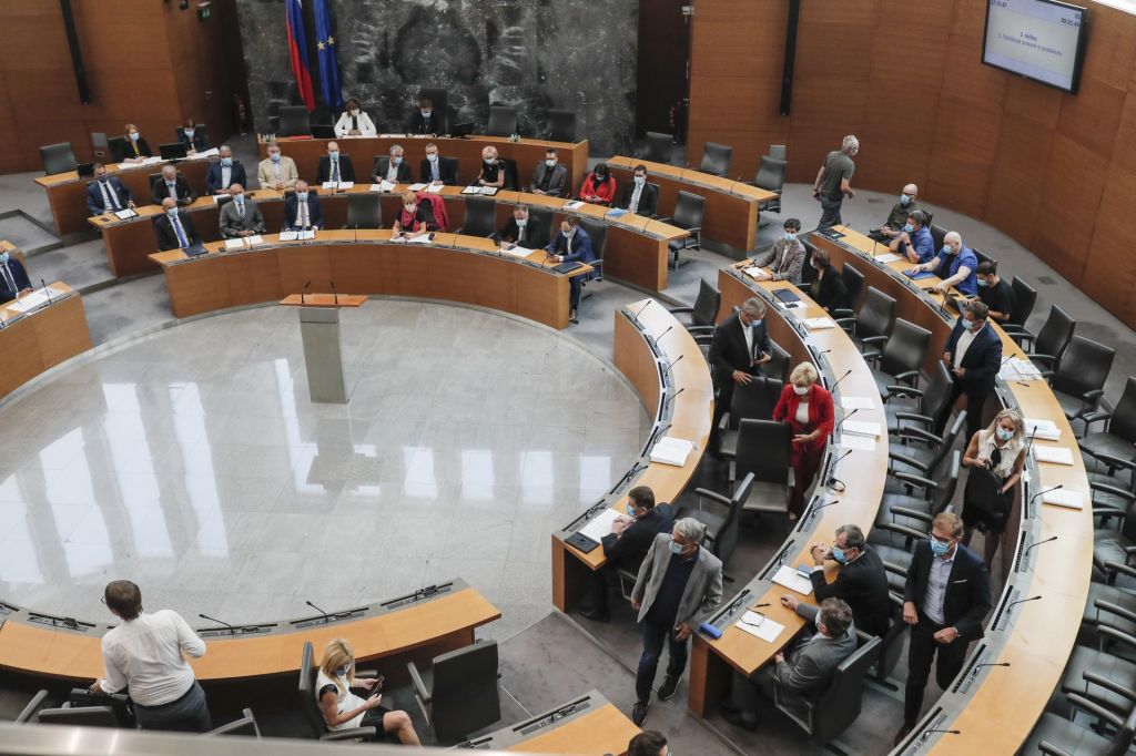 FOTO:Poslanci opravičila zaradi tvita o Srebrenici niso dočakali