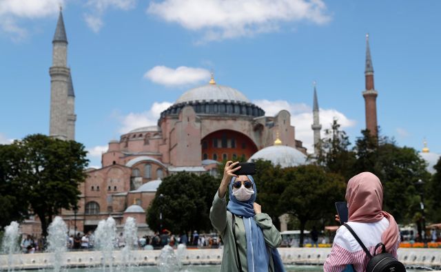 Turški predsednik Erdoğan je pod pretvezo, da so spremembo statusa Hagije Sofije zahtevale nekatere nevladne organizacije, naredil nov korak k desekularizaciji države. Fotografiji Murad Sezer/Reuters