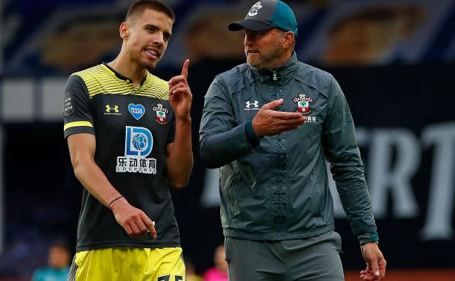 Na fotografiji sicer tega ni zaznati, a trener Southamptona Ralph Hasenhüttl in poljski branilec Jan Bednarek sta po zadnjih uspehih sodeč miselno na isti valovni dolžini. FOTO: Clive Brunskill/AFP