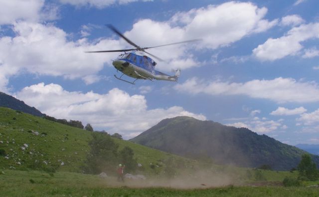 Poleg policistov so na kraj nezgode napotili pripadnike GRS Tolmin in helikoptersko ekipo za reševanje v gorah GRS z Brnika. FOTO: Miljko Lesjak/GRS Tolmin