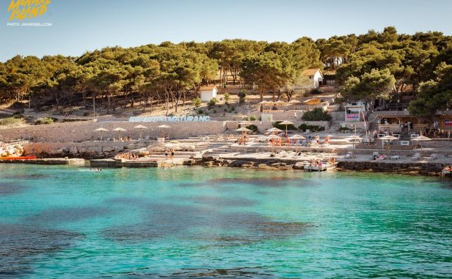 Zasebni otok Obonjan, ki zagotavlja popolno izolacijo od turistov in lokalnega prebivalstva, je agencija rezervirala za celo poletje. FOTO: Jaka Rogelj